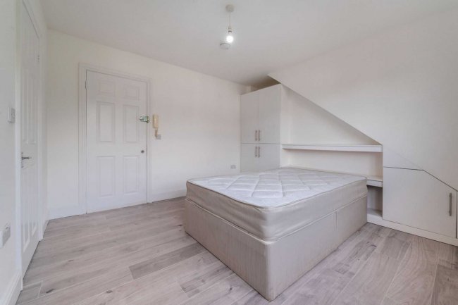 7 Elm Grove, Cricklewood, London NW2 3AE
 1