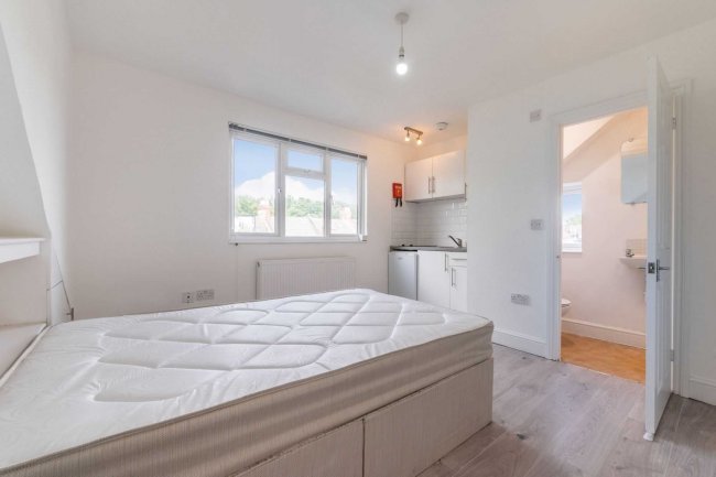 7 Elm Grove, Cricklewood, London NW2 3AE
 1