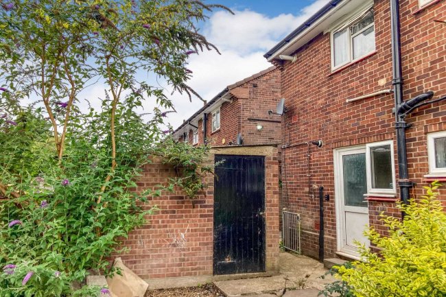 26 Morcom Road, Dunstable, LU5 4EF
 3