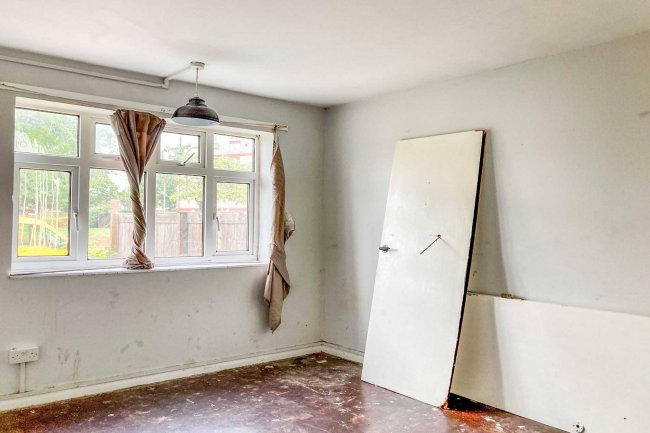 26 Morcom Road, Dunstable, LU5 4EF
 3