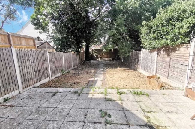 43 Kingfisher Avenue, Wanstead, London, E11 2HT
 1