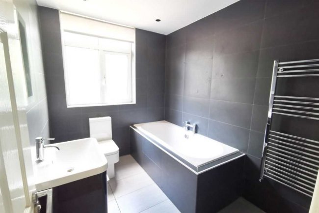 43 Kingfisher Avenue, Wanstead, London, E11 2HT
 1