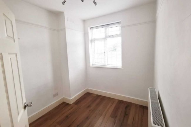 43 Kingfisher Avenue, Wanstead, London, E11 2HT
 1