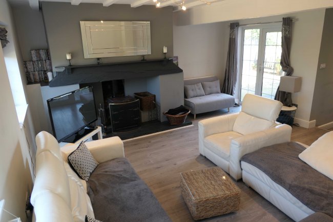 1 Orchard Cottages, Bottle Lane, Littlewick Green, Maidenhead, Berkshire, SL6 3SB
 3