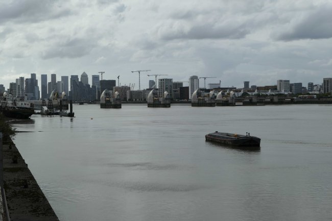 25 Riverhope Mansions, Harlinger Street, Woolwich, London, SE18 5SS
 2