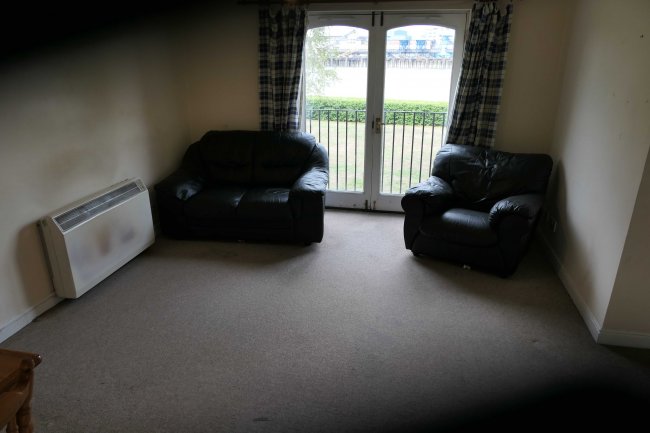 25 Riverhope Mansions, Harlinger Street, Woolwich, London, SE18 5SS
 2