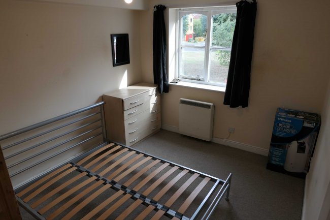 25 Riverhope Mansions, Harlinger Street, Woolwich, London, SE18 5SS
 2