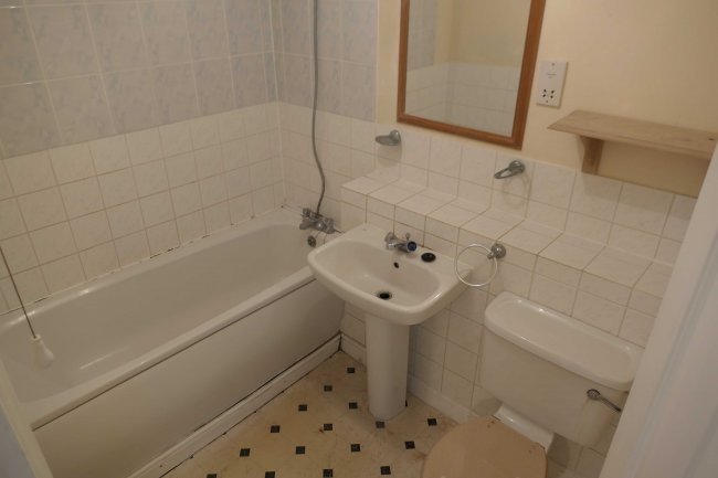 25 Riverhope Mansions, Harlinger Street, Woolwich, London, SE18 5SS
 2