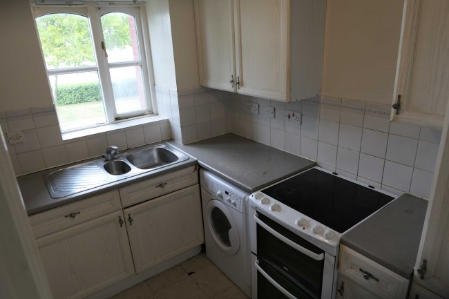 25 Riverhope Mansions, Harlinger Street, Woolwich, London, SE18 5SS
 2