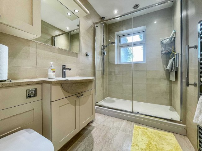 42 Abbots View, Kings Langley, Hertfordshire, WD4 8AW
 2