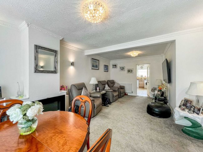 42 Abbots View, Kings Langley, Hertfordshire, WD4 8AW
 2