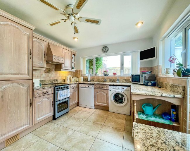 42 Abbots View, Kings Langley, Hertfordshire, WD4 8AW
 2