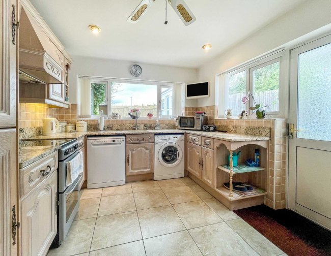 42 Abbots View, Kings Langley, Hertfordshire, WD4 8AW
 2