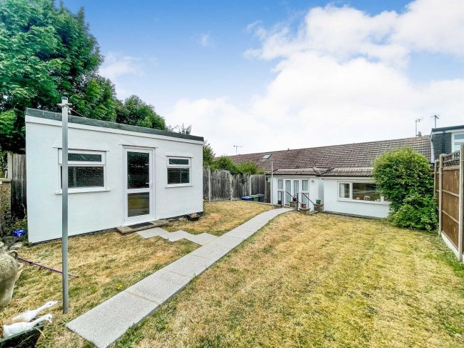 42 Abbots View, Kings Langley, Hertfordshire, WD4 8AW
 2