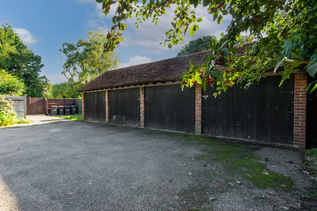 The Barton, Patrixbourne Road, Patrixbourne, near Canterbury, Kent CT4 5BP
 1