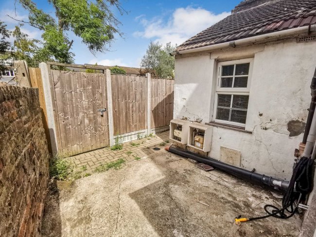 Flat 1, 139 Hainault Road, Leytonstone, London, E11 1DT
 8