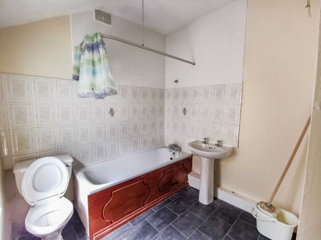 Flat 1, 139 Hainault Road, Leytonstone, London, E11 1DT
 8