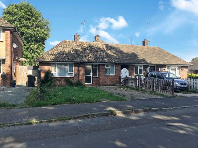 44 Perrylands, Charlwood, Horley RH6 0BL
 7