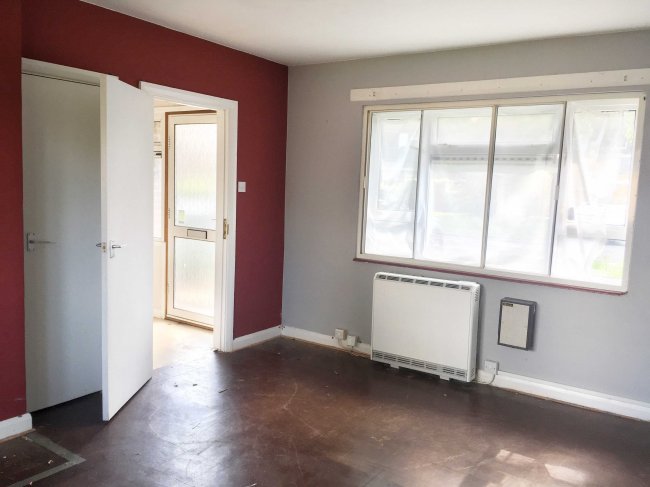 44 Perrylands, Charlwood, Horley RH6 0BL
 7