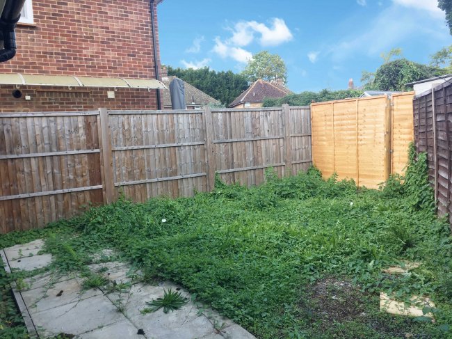 44 Perrylands, Charlwood, Horley RH6 0BL
 7