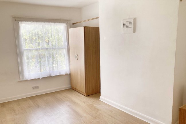 52 Eastlake Road, Camberwell, London, SE5 9QL
 2