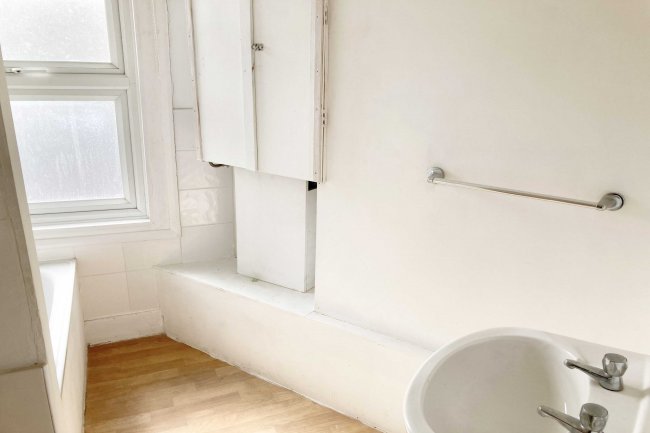 52 Eastlake Road, Camberwell, London, SE5 9QL
 2