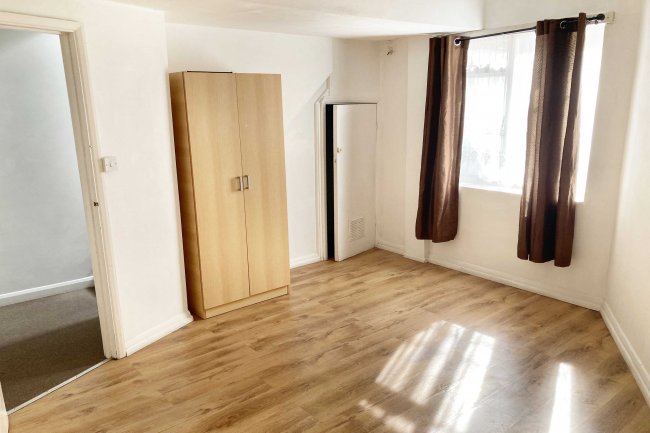 52 Eastlake Road, Camberwell, London, SE5 9QL
 2