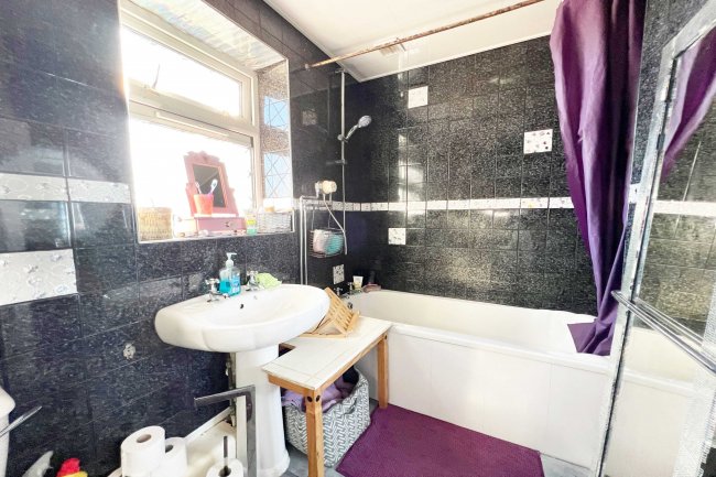 29 Freshfield Gardens, Allerton, Bradford, BD15 7PP 7