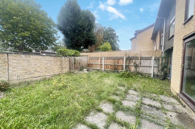 18 Deans Close, Croydon CR0 5PU
 1