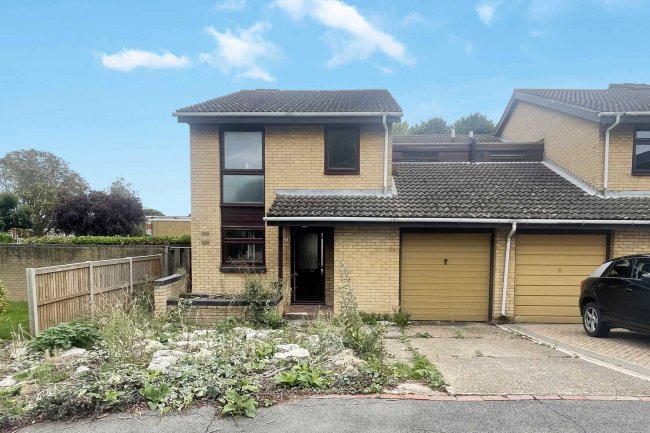 18 Deans Close, Croydon CR0 5PU
 1