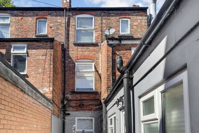 112 Hucknall Road, Nottingham, Nottinghamshire, NG5 1AD
 1