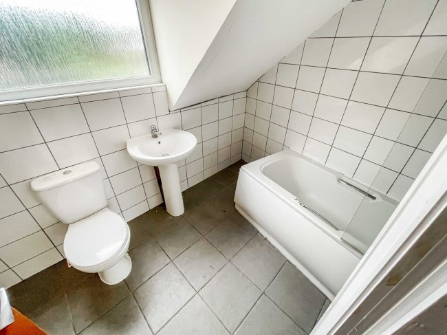 112 Hucknall Road, Nottingham, Nottinghamshire, NG5 1AD
 1