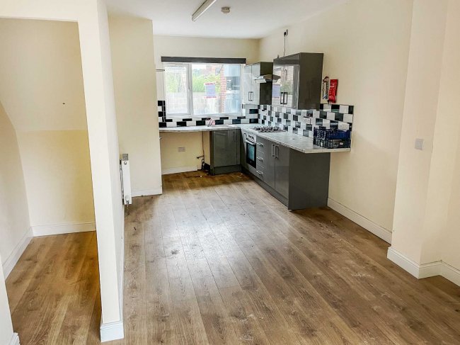 112 Hucknall Road, Nottingham, Nottinghamshire, NG5 1AD
 1