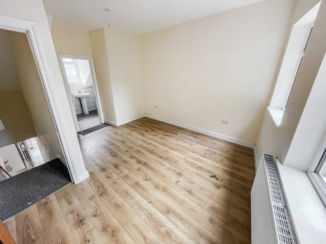 112 Hucknall Road, Nottingham, Nottinghamshire, NG5 1AD
 1