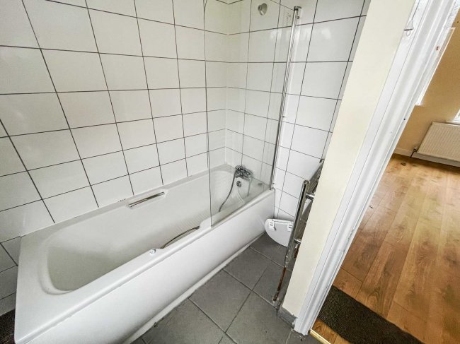 112 Hucknall Road, Nottingham, Nottinghamshire, NG5 1AD
 1