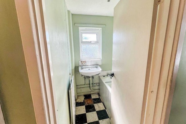 15 Cellar Hill, Lynsted, Kent ME9 9QY
 3