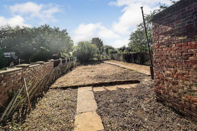 15 Cellar Hill, Lynsted, Kent ME9 9QY
 3