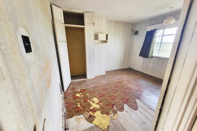 120 Oaks Lane, Ilford, Essex IG2 7PY
 2