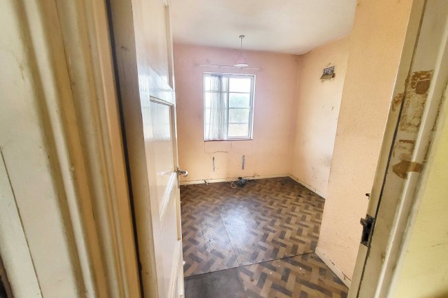 120 Oaks Lane, Ilford, Essex IG2 7PY
 2