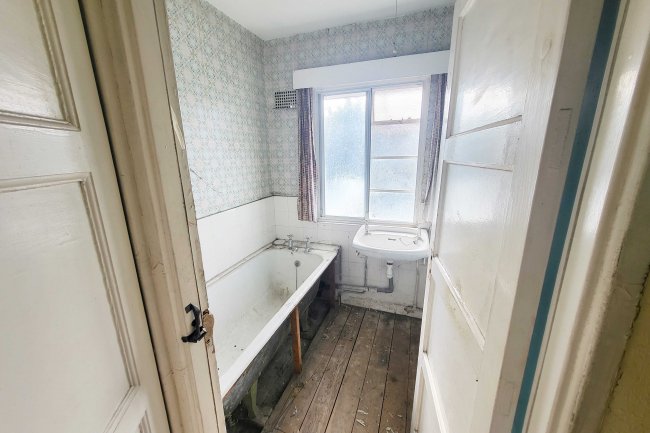 120 Oaks Lane, Ilford, Essex IG2 7PY
 2