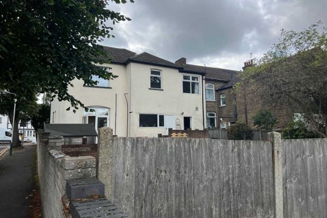 27 Heath Park Road, Romford, RM2 5UB
 7