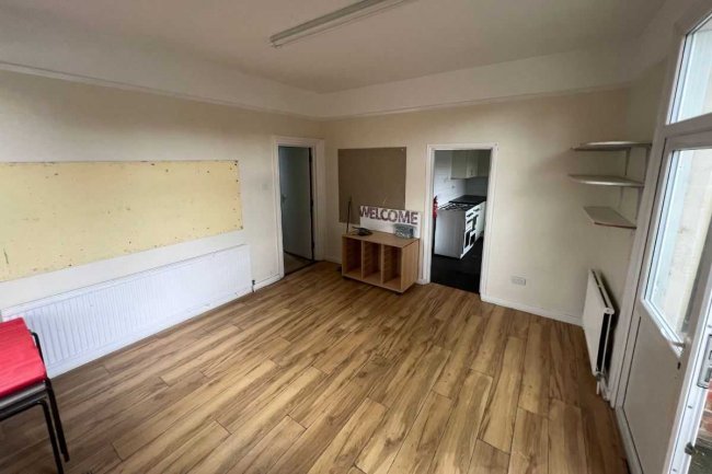 27 Heath Park Road, Romford, RM2 5UB
 7