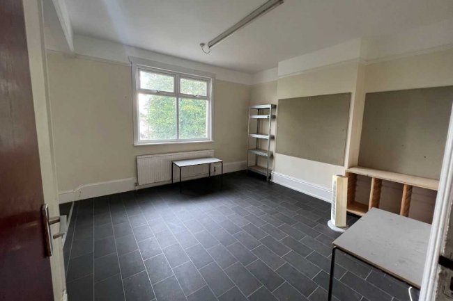 27 Heath Park Road, Romford, RM2 5UB
 7