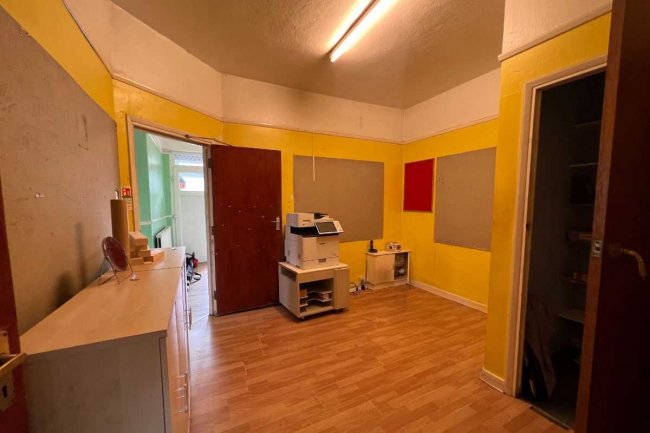 27 Heath Park Road, Romford, RM2 5UB
 7