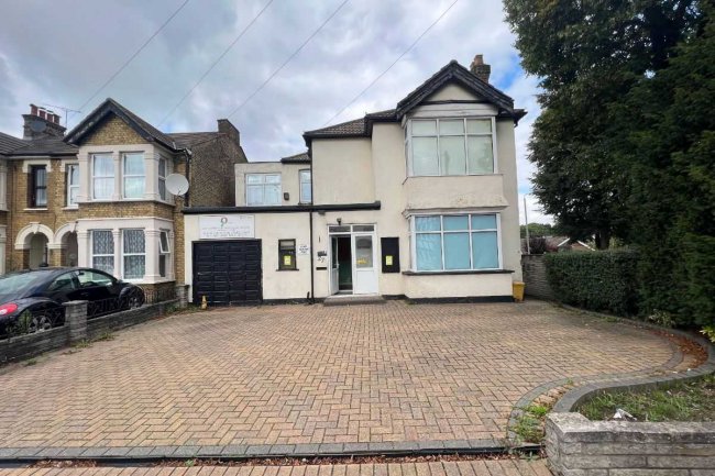 27 Heath Park Road, Romford, RM2 5UB
 7