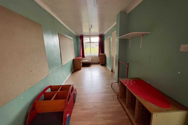 27 Heath Park Road, Romford, RM2 5UB
 7