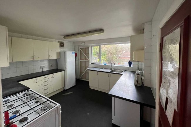 27 Heath Park Road, Romford, RM2 5UB
 7