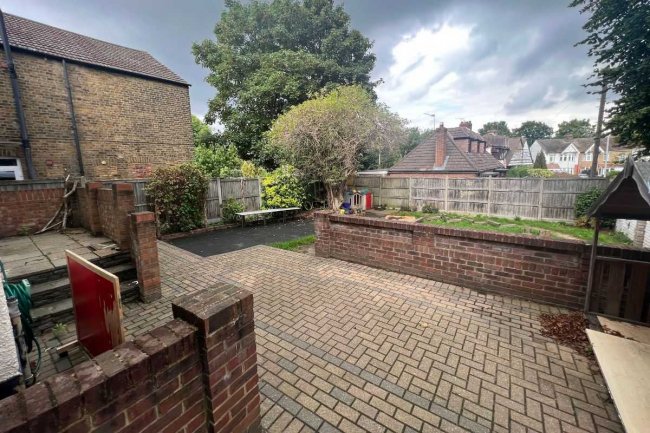 27 Heath Park Road, Romford, RM2 5UB
 7