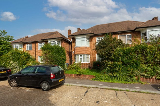 9 Glen Road, Chessington, Surrey, KT9 1HD 
 2