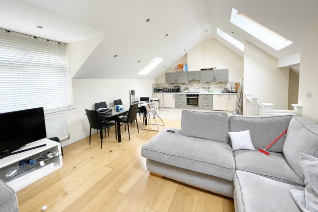 3 Elfrida Close, Woodford Green, IG8 9FD 8